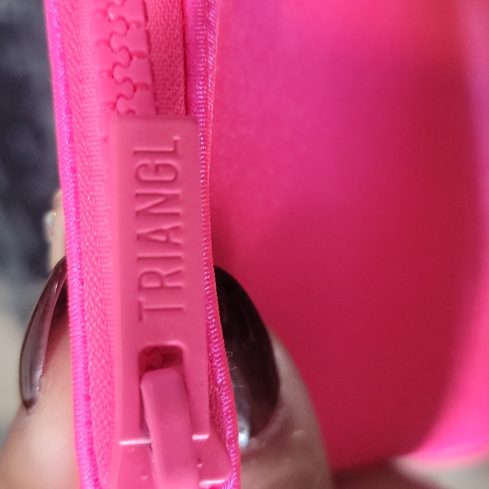 Hot pink zip up travel bag - Picture 3 of 3